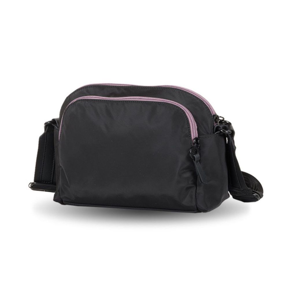 Bolso bandolera de tela Devota y Lomba con colgante negro trasera