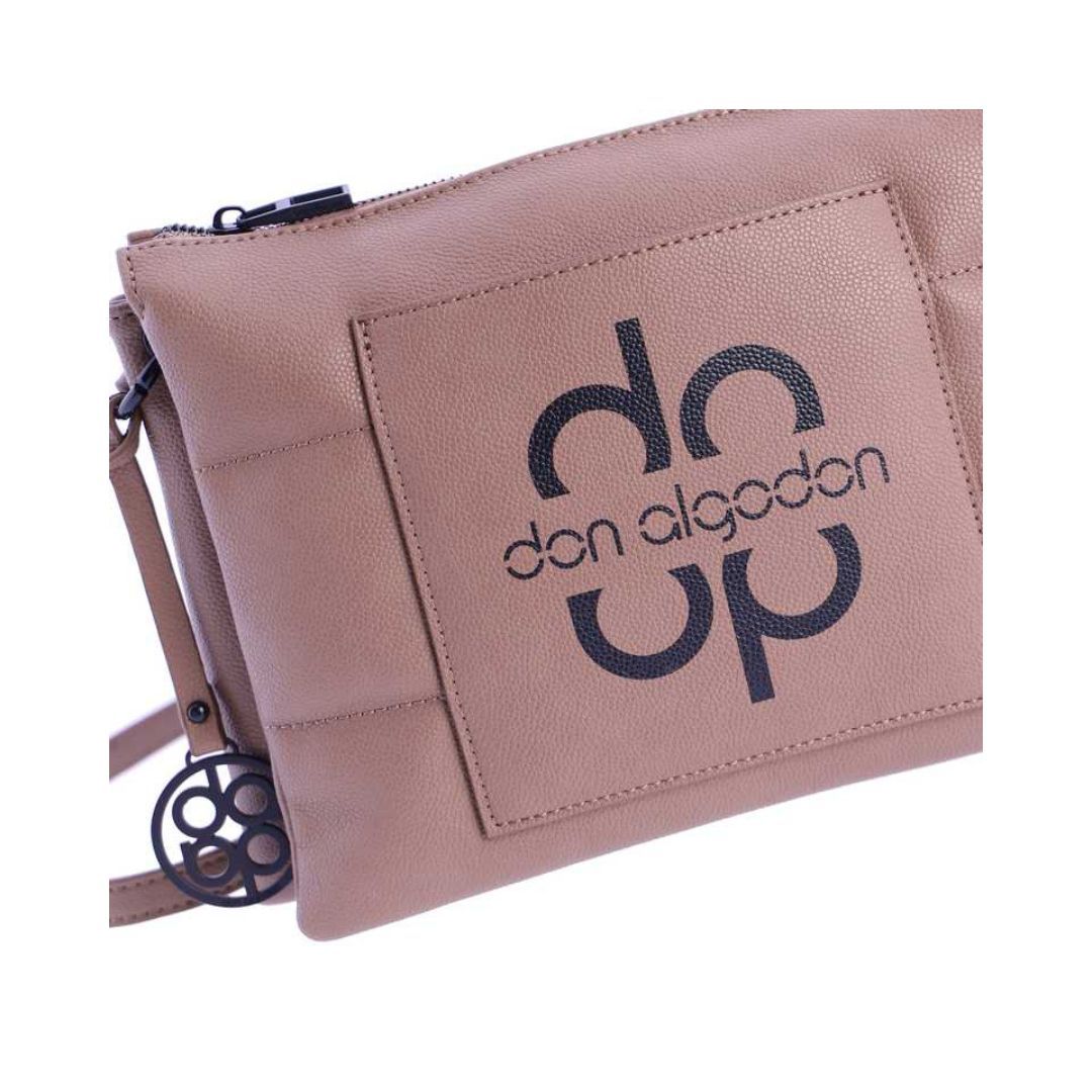 Bolso bandolera Don Algodon triple compartimento camel detalle de logo